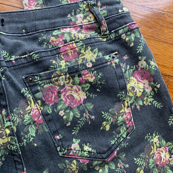 Forever 21 | Floral Patterned Gray Jeans | Size 8 - Picture 11 of 13